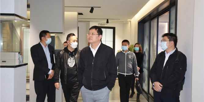 疫情期间，区、镇政府领导莅临荣高门窗慰问走访，助力复工复产！
