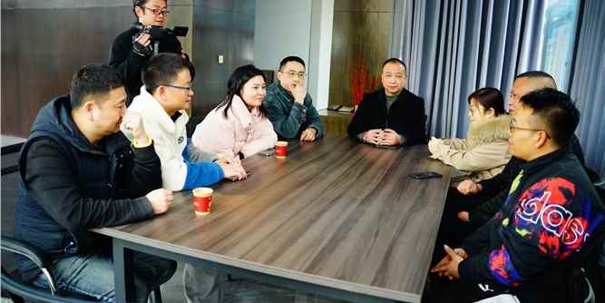 媒体探访团一行参观聚阳玻璃