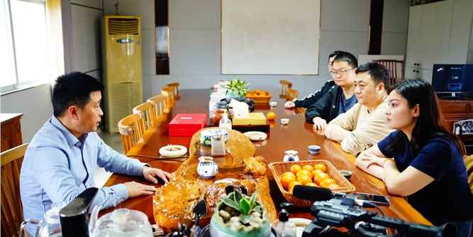 媒体探访团一行参观康弘家居