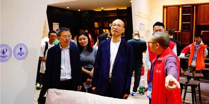 四川省建材家具装饰商会执行会长兼整木定制专委会会长周小军一行参观第24届成都建博会参展会员企业展位