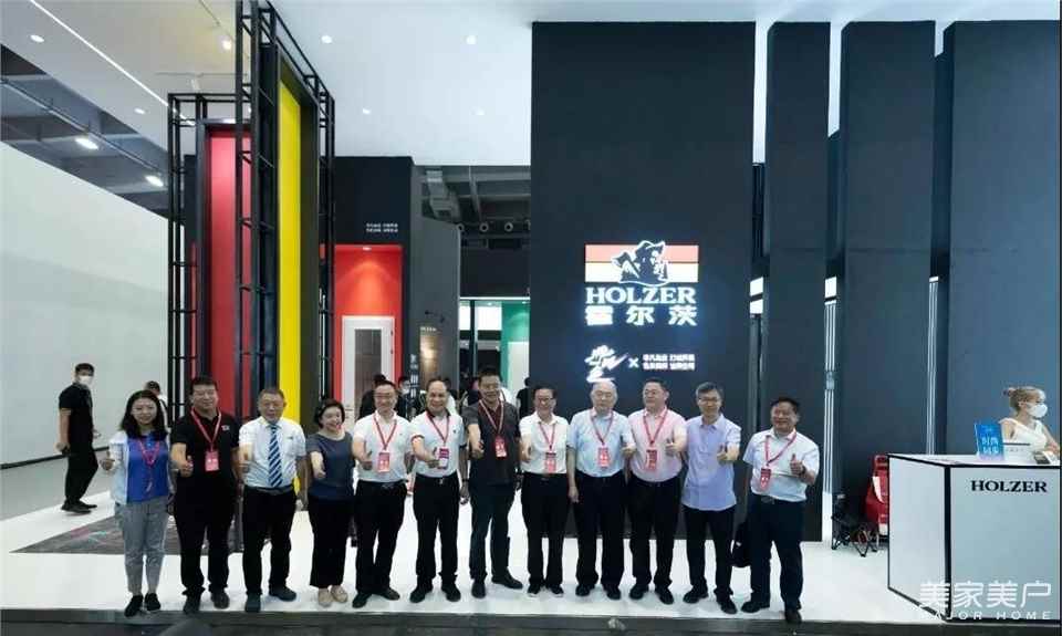 企业资讯丨“非凡•色”重磅登场，霍尔茨木门开展首日获众多大咖点赞